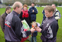 Andre de Boer feliciteerd Gert Eenkhoorn met zijn 300e wedstrijd (Foto Helmich Lubberts)